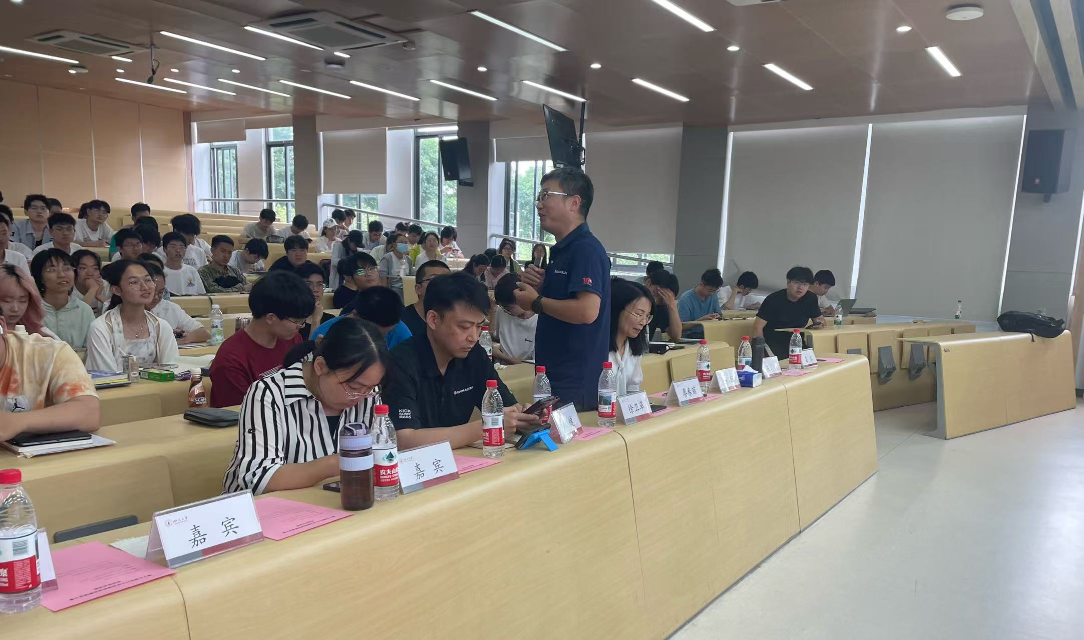 一群人站在桌子边AI 生成的内容可能不正确。